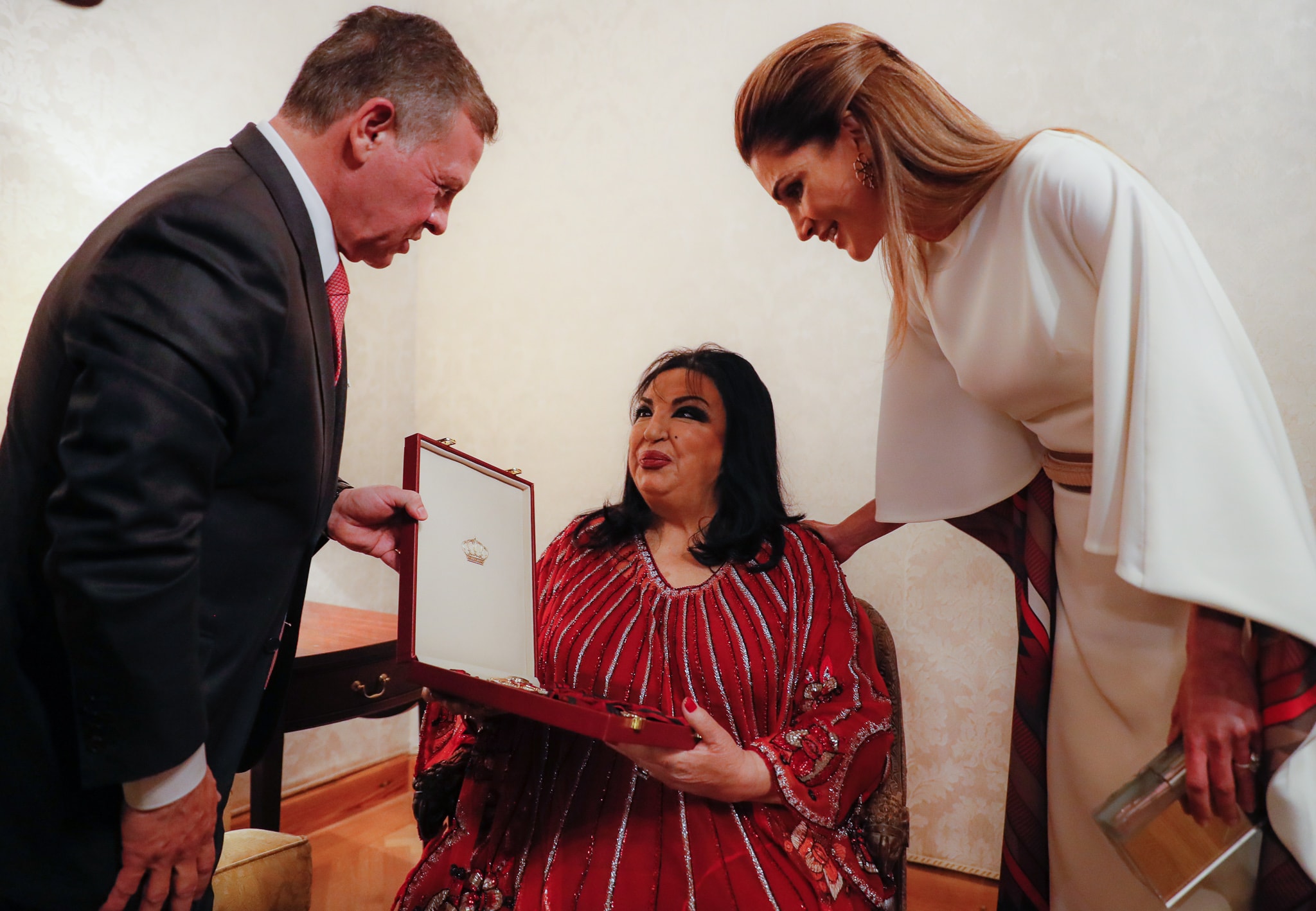 الملك ينعم على الفنانة سميرة توفيق بوسام تقديرا لمسيرتها ...