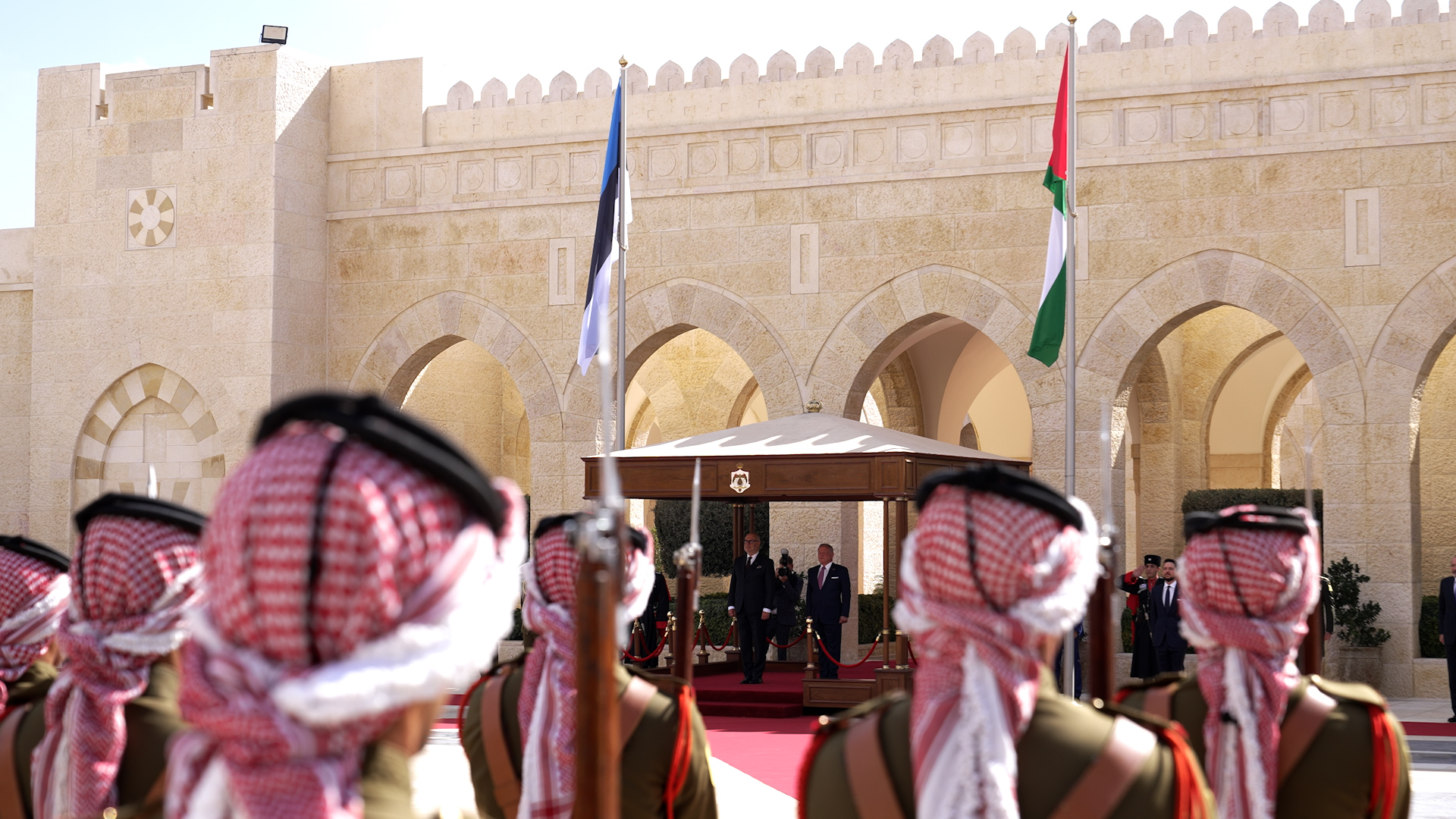 من استقبال جلالة الملك عبدﷲ الثاني لرئيس جمهورية أستونيا ألار كاريس، بحضور سمو الأمير الحسين بن عبدﷲ الثاني، ولي العهد، في قصر الحسينية 