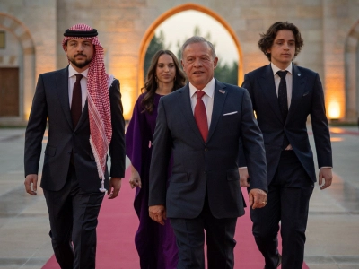 جلالة الملك عبدﷲ الثاني مع أصحاب السمو الملكي الأمير الحسين بن عبدﷲ الثاني، ولي العهد، والأمير هاشم بن عبدﷲ الثاني، والأميرة سلمى بنت عبدﷲ الثاني قبيل بدء مراسم حفل عيد الاستقلال التاسع والسبعين في قصر الحسينية
