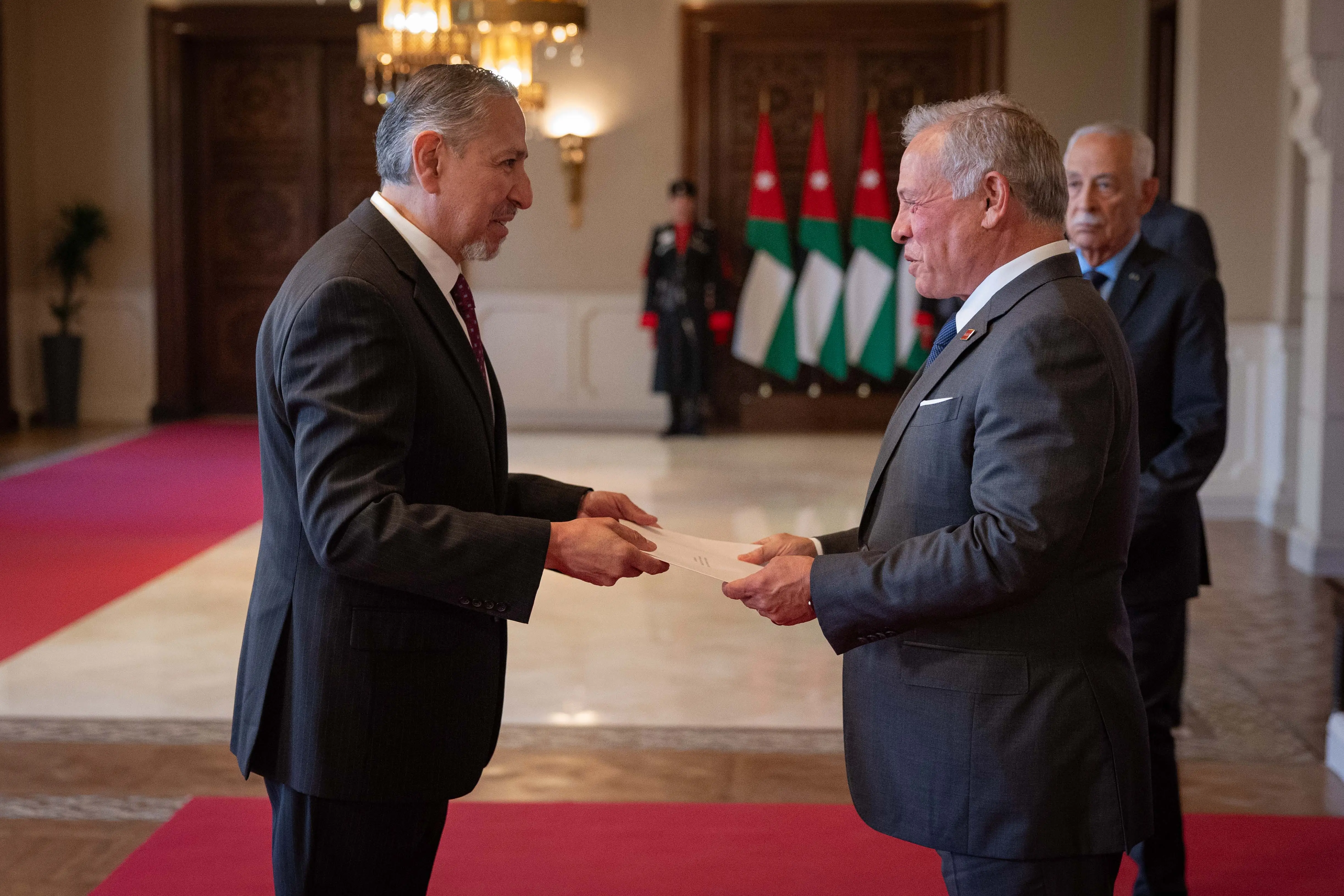 King accepts credentials of new ambassadors - The Royal Hashemite Court