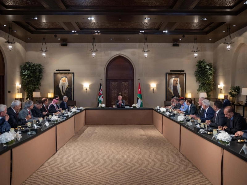 رحب جلالة الملك عبدﷲ الثاني بجهود خفض التصعيد في الإقليم، بقيادة الولايات المتحدة الأمريكية، معربا عن تطلع الأردن لالتزام جميع الأطراف بالتهدئة وصولا إلى إعادة الأمن والاستقرار للمنطقة، وذلك خلال لقائه مجموعة من المتقاعدين العسكريين 