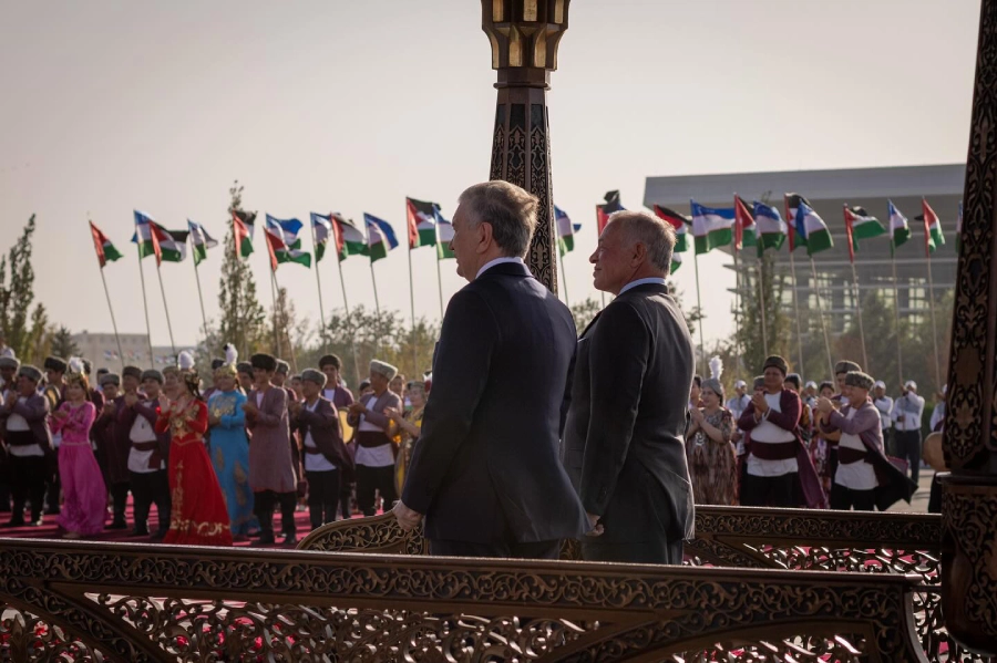 Uzbekistan President Shavkat Mirziyoyev receives His Majesty King Abdullah II during a welcoming ceremony at Samarkand International Airport