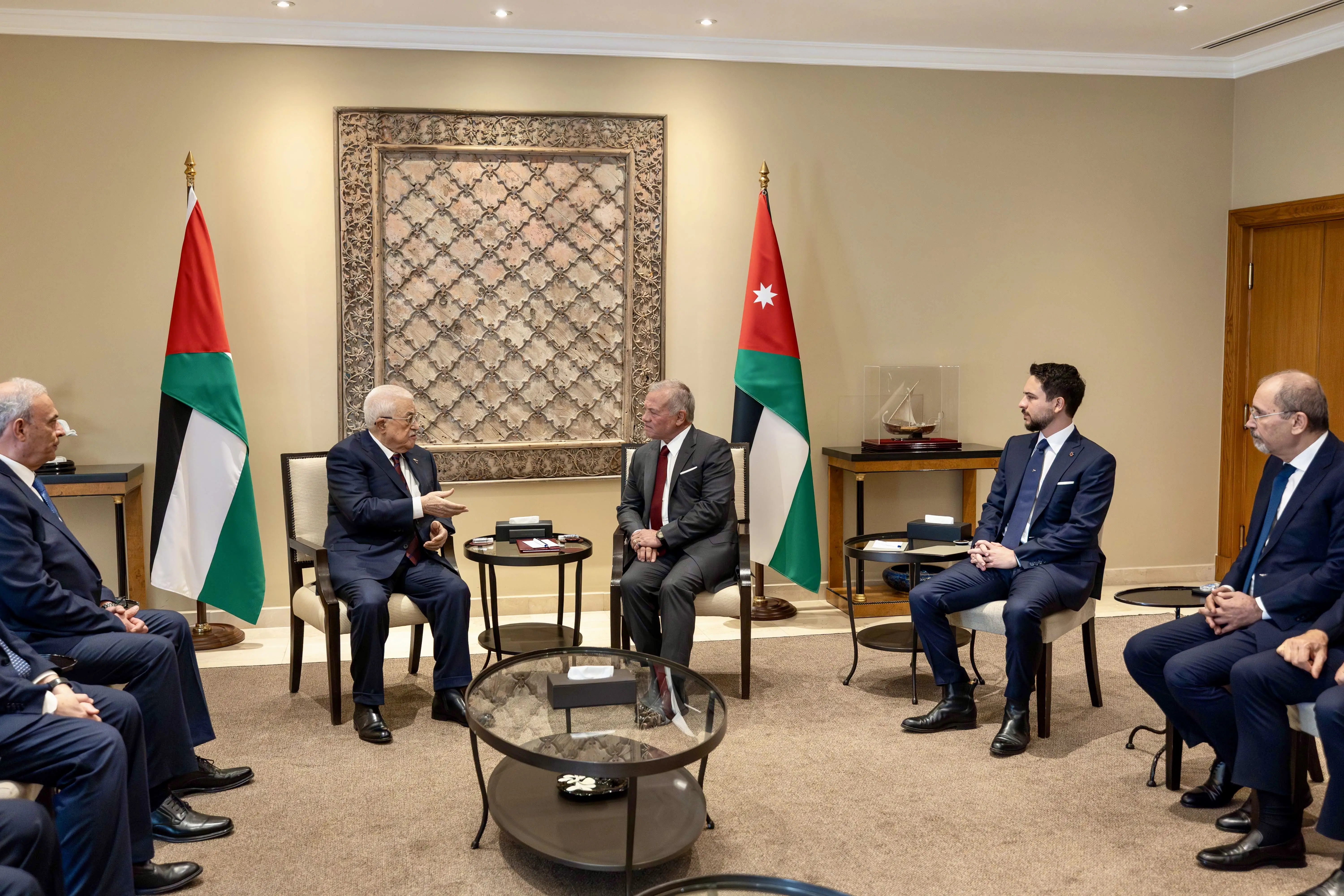 أكد جلالة الملك عبدﷲ الثاني لدى استقباله الرئيس الفلسطيني محمود عباس دعم الأردن الراسخ للأشقاء الفلسطينيين في نيل حقوقهم العادلة والمشروعة، وقيام دولتهم المستقلة وفق حل الدولتين.