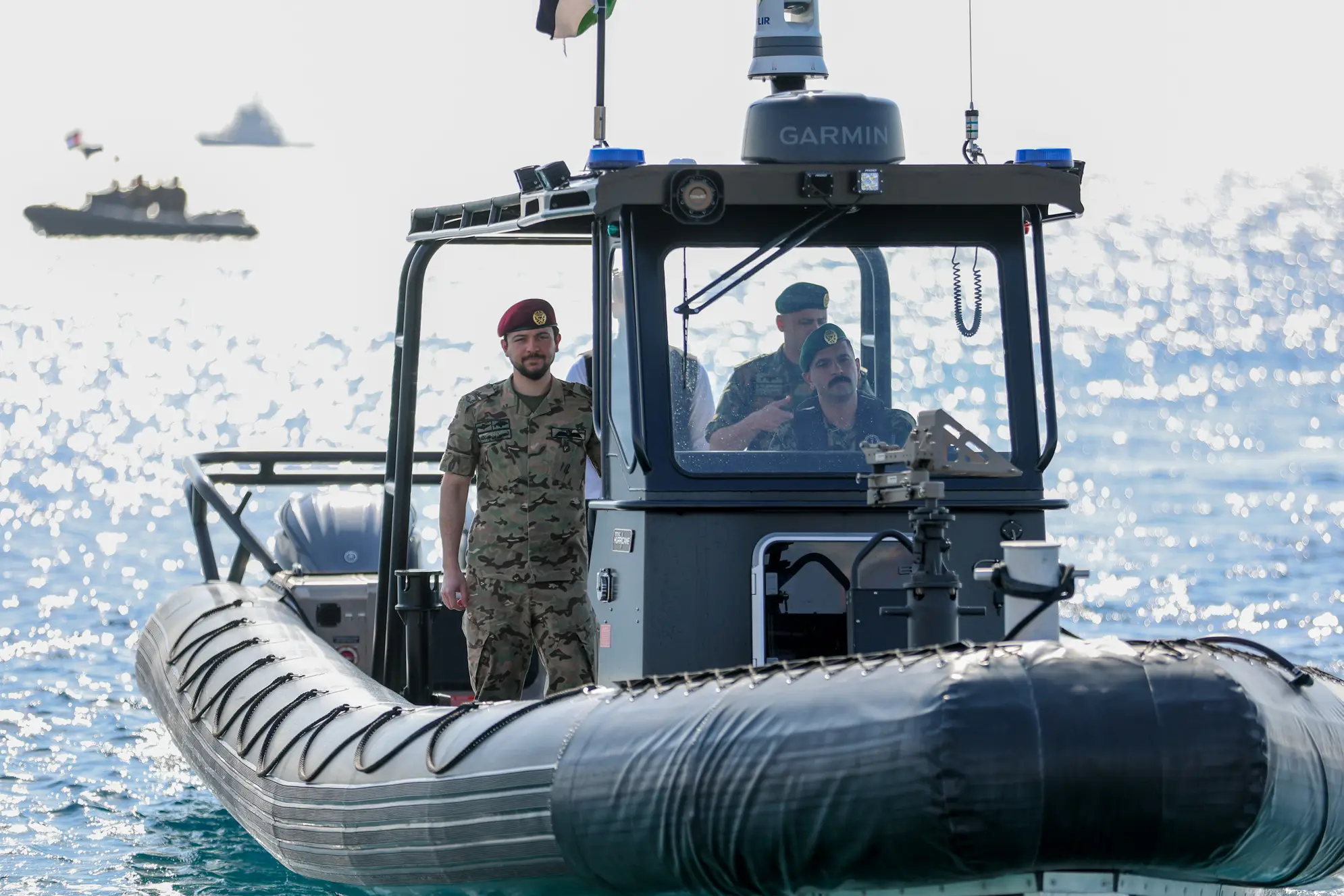 ولي العهد يزور فريق مكافحة الإرهاب المائي