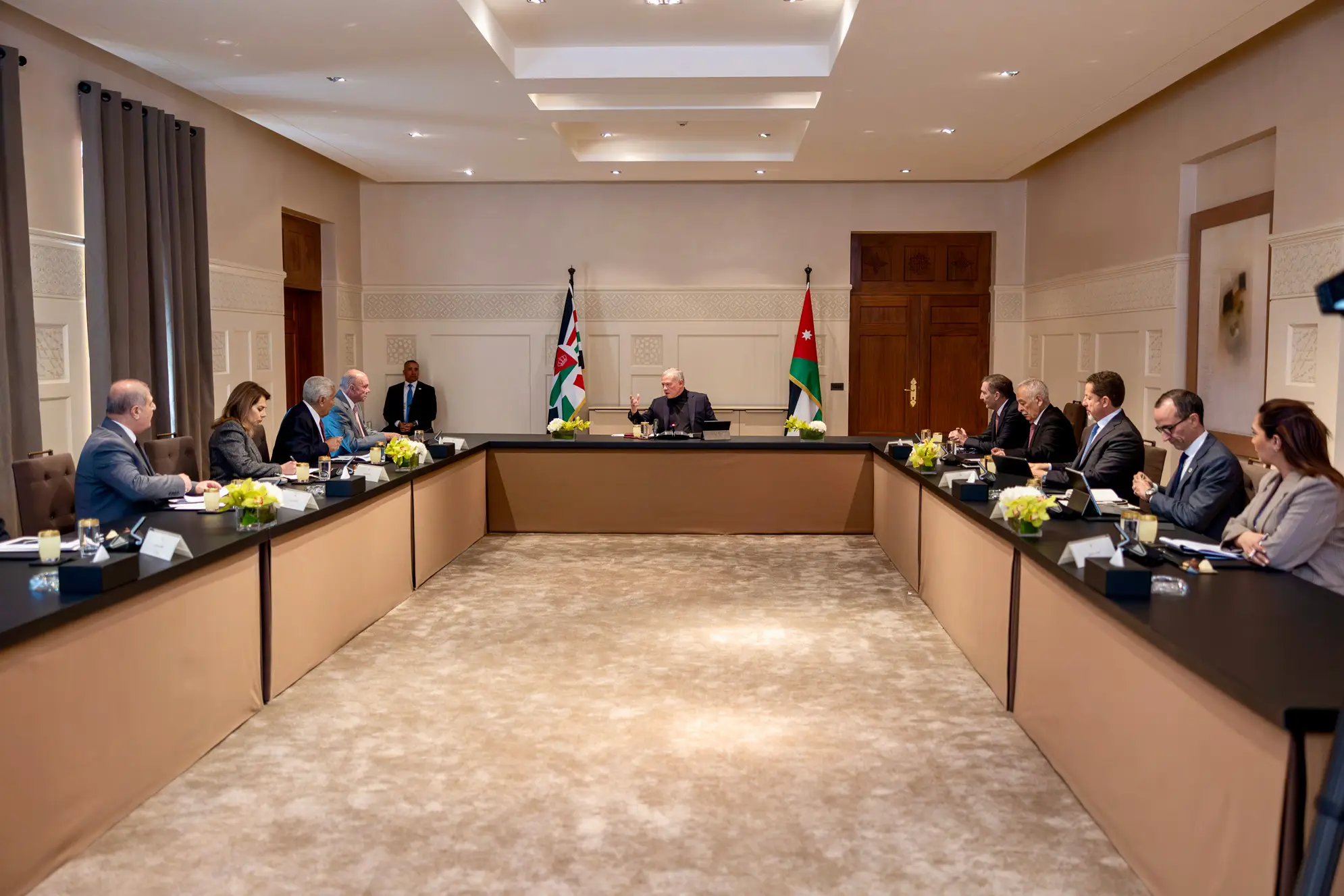 King meets Senate’s permanent office members - The Royal Hashemite Court