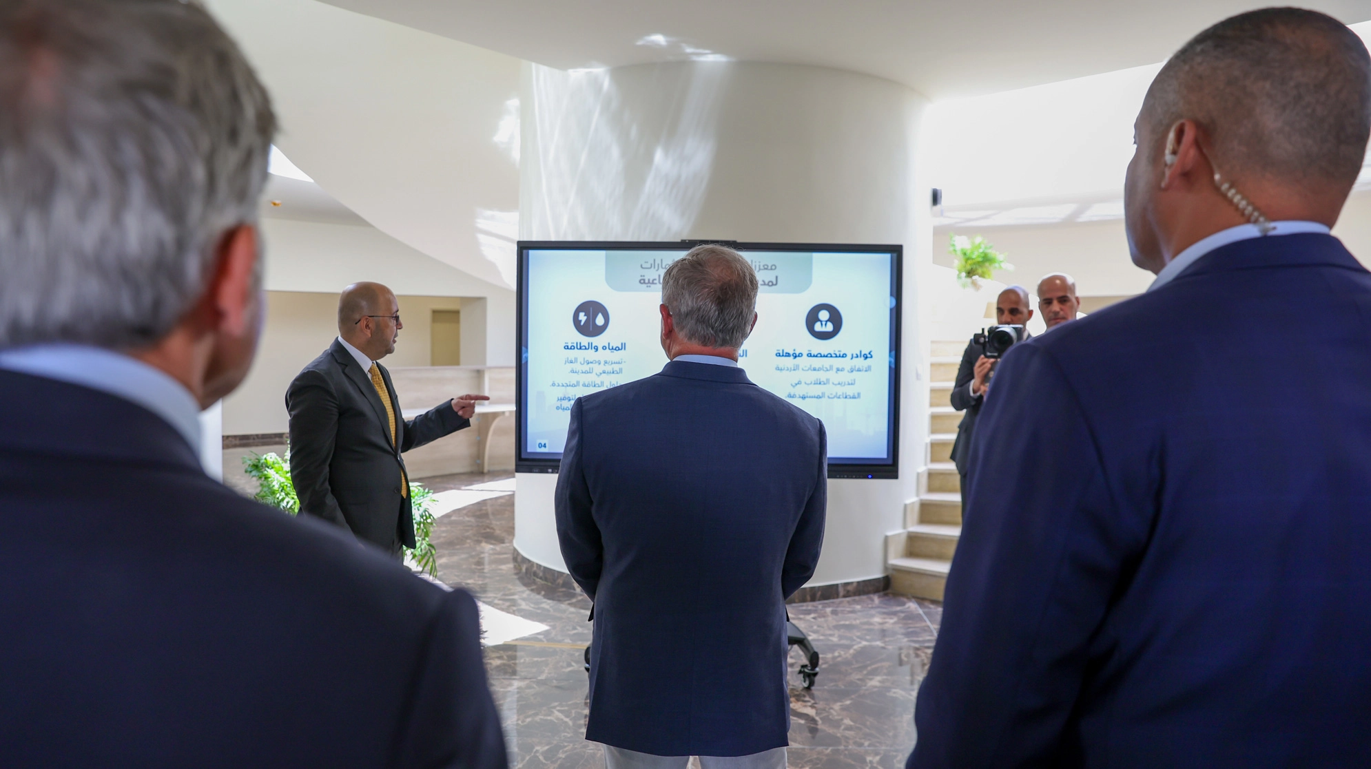 his-majesty-reviews-the-zarqa-industrial-estate-project-3.jpg