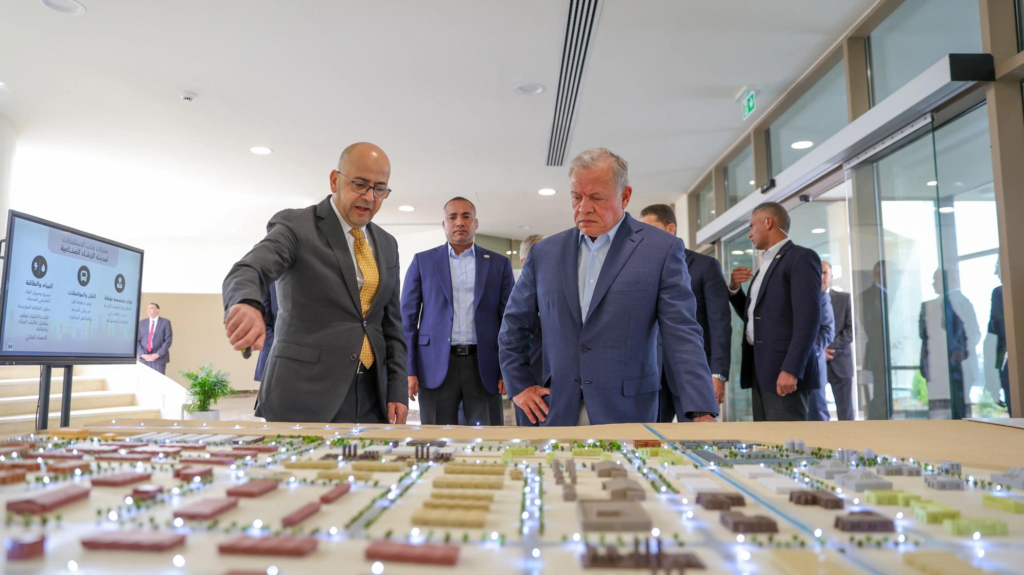 his-majesty-reviews-the-zarqa-industrial-estate-project-4.jpg