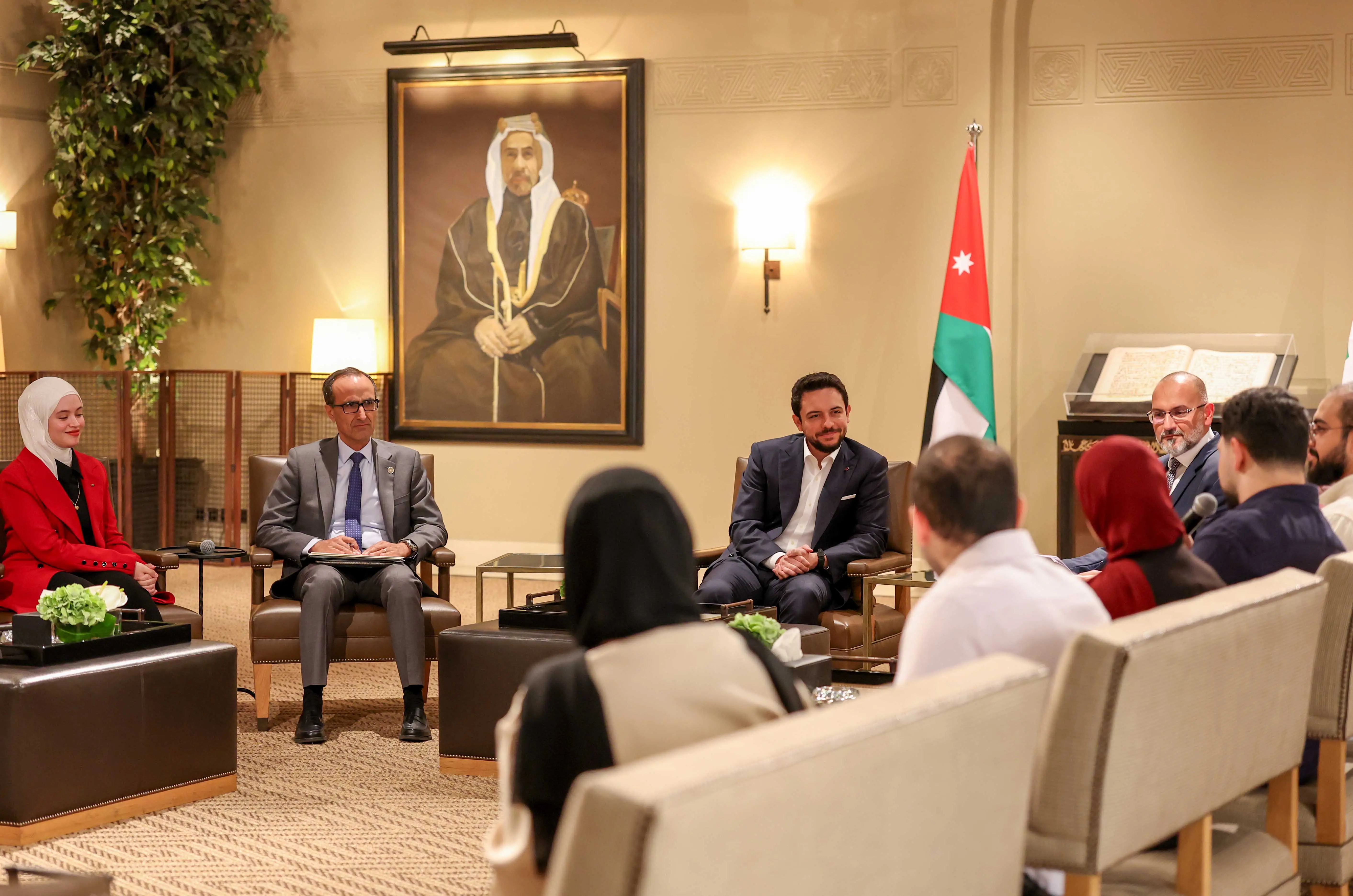 Crown Prince receives members of Al Hussein Fellowship programme alumni network