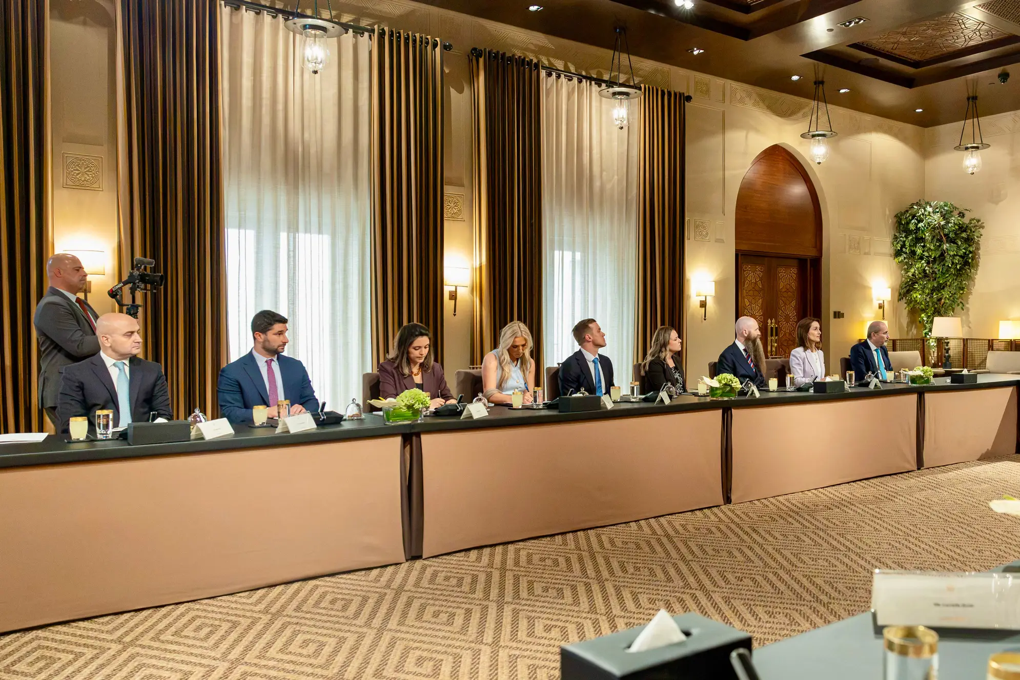 jordan-his-majesty-king-abdullah-ii-accompanied-by-his-royal-highness-crown-prince-al-hussein-receives-a-delegation-of-united-states-congress-staff-6-1.jpg