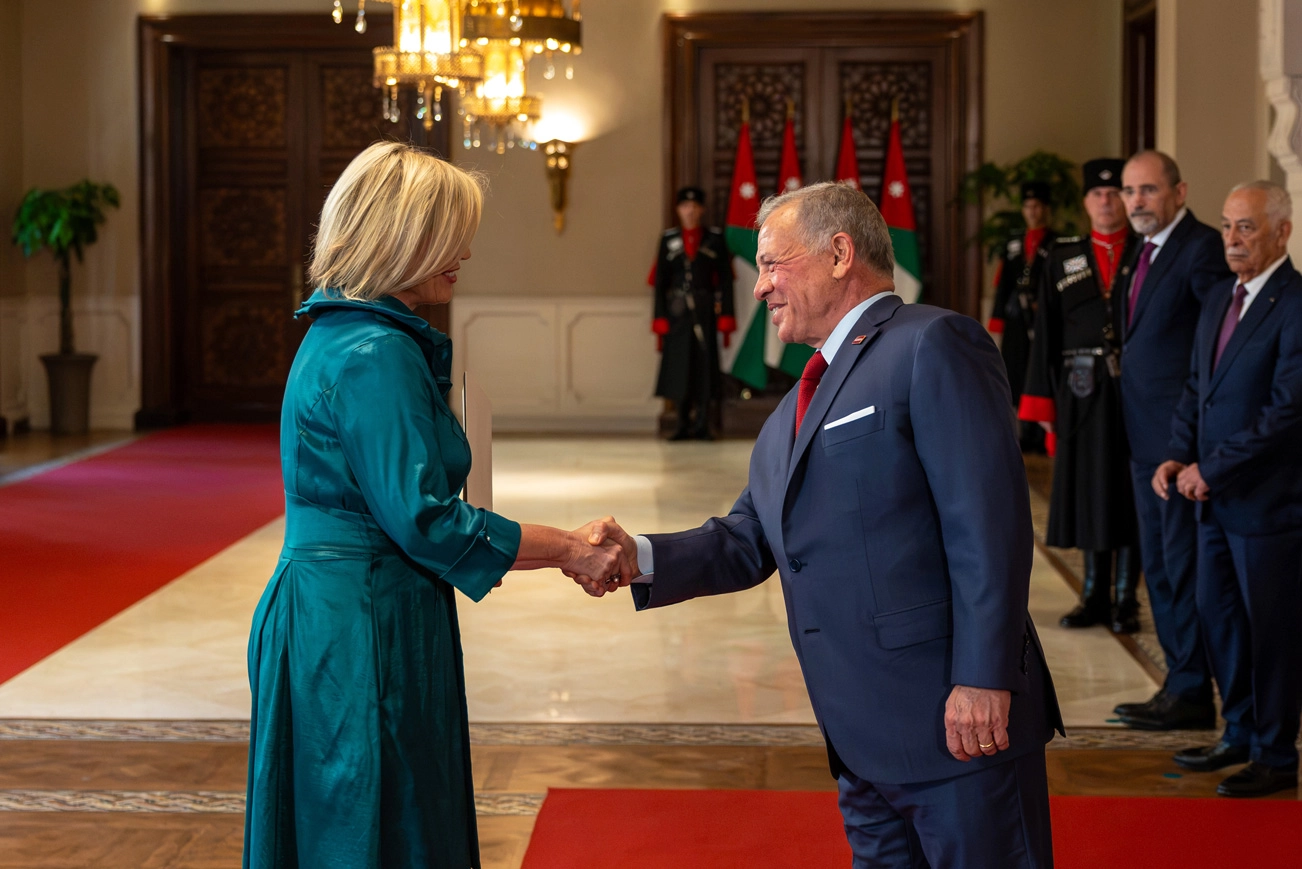 his-majesty-king-abdullah-ii-accepts-the-credentials-of-ambassador-of-ireland-to-jordan-nicole-mchugh-1.jpg