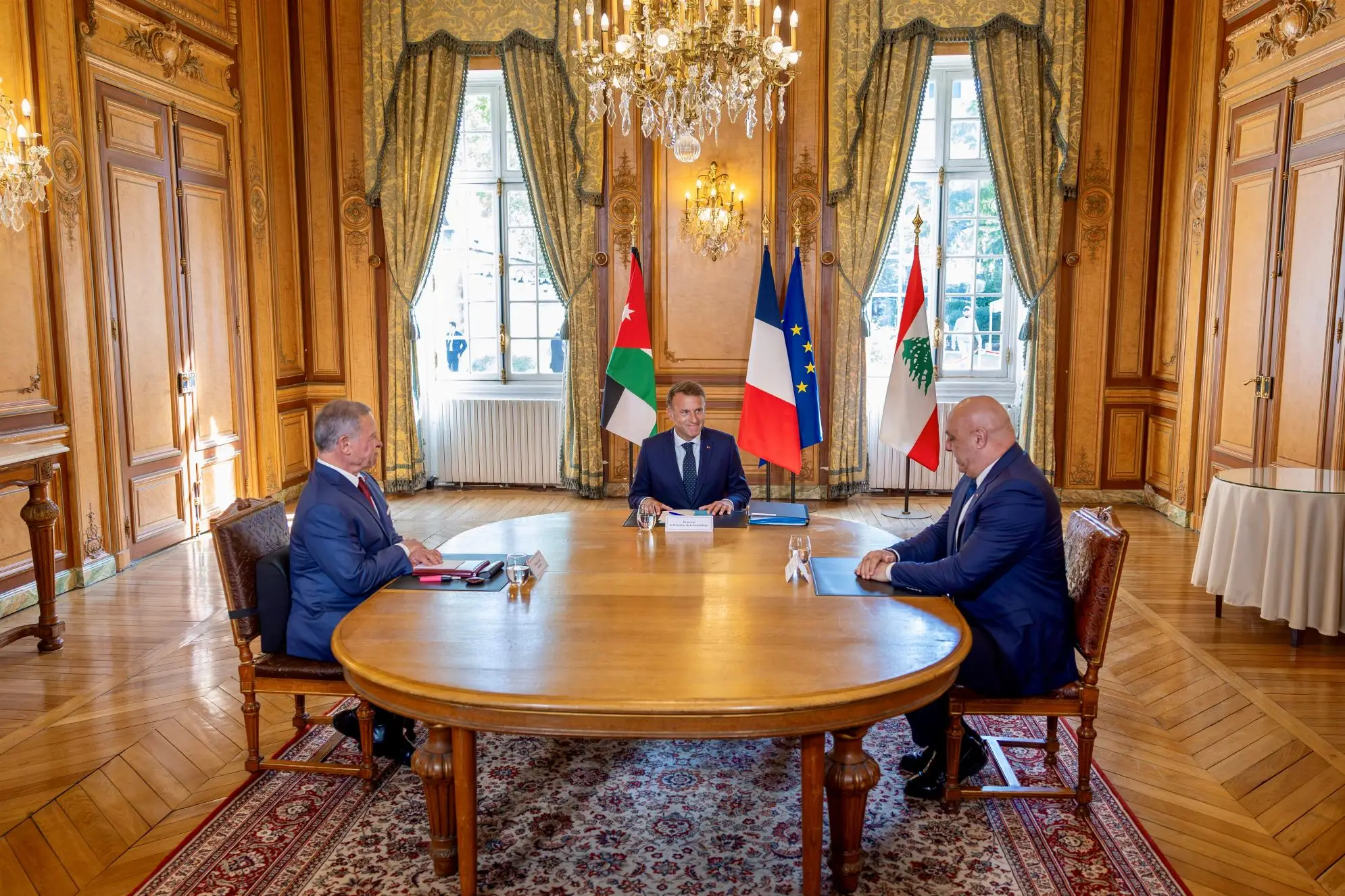 king-holds-trilateral-meeting-with-france-president-lebanon-president-2.jpg