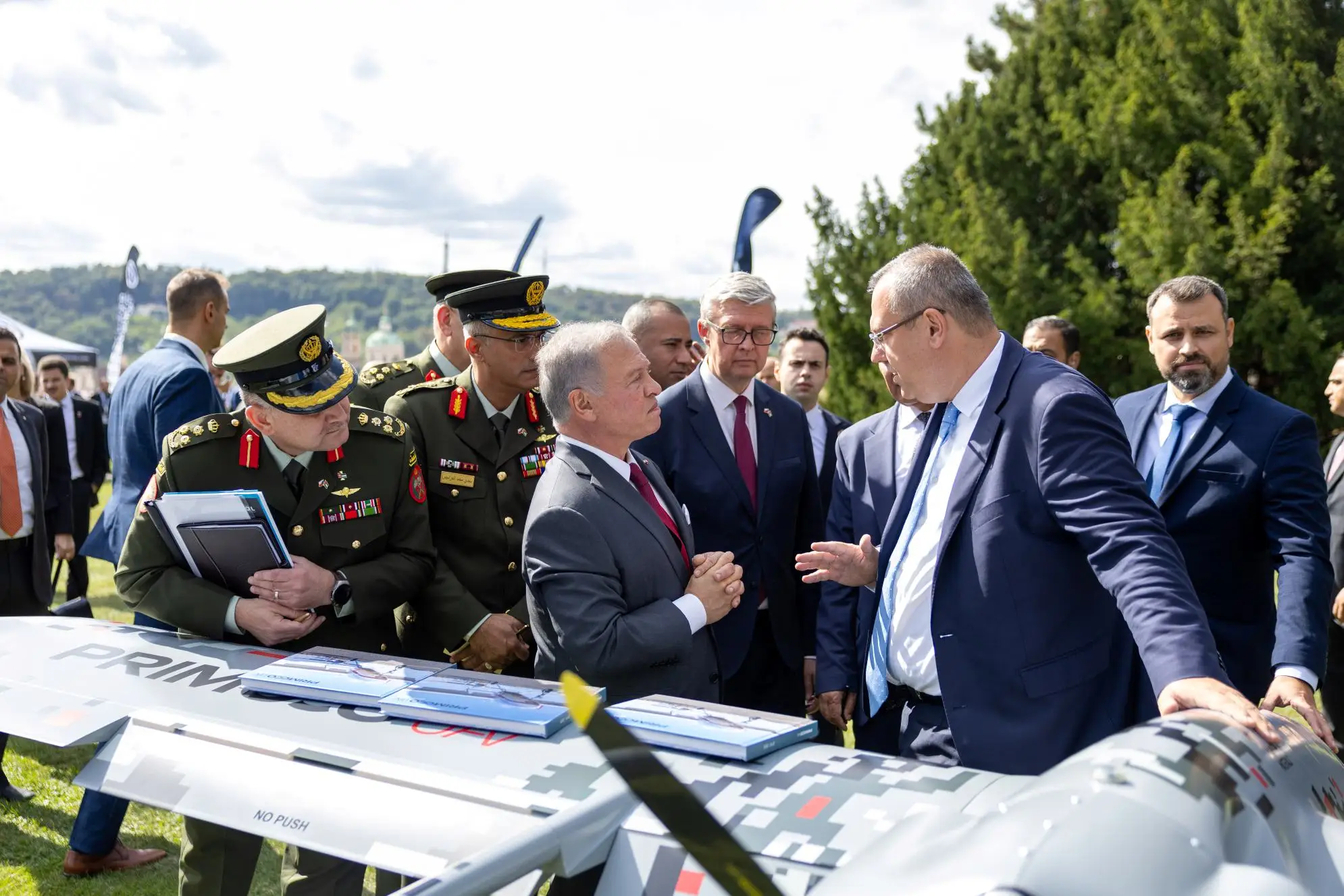 king-meets-with-czech-defence-industry-company-executives-2.jpg