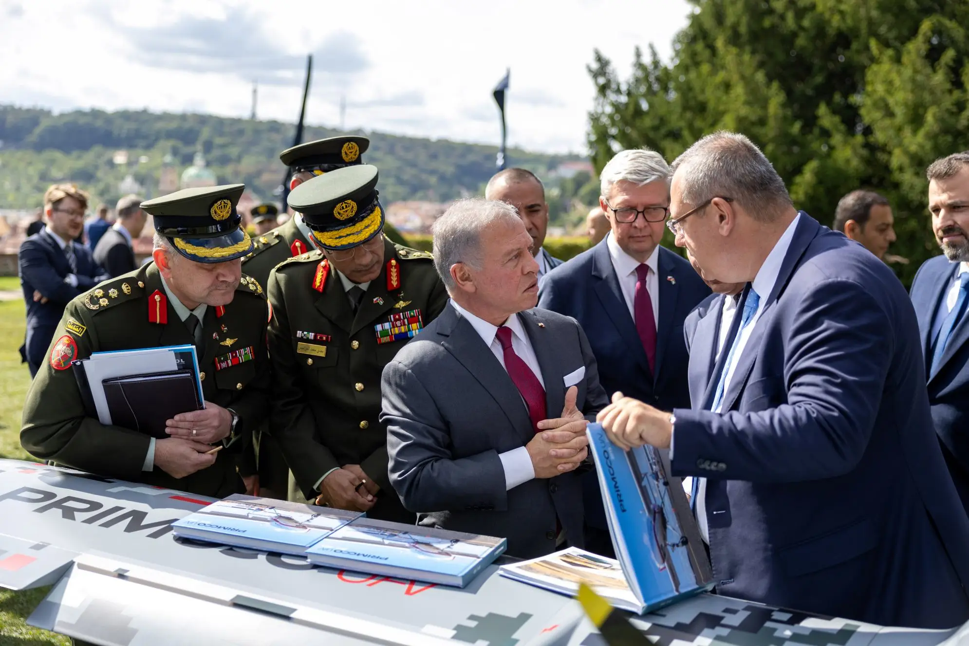 king-meets-with-czech-defence-industry-company-executives-3.jpg