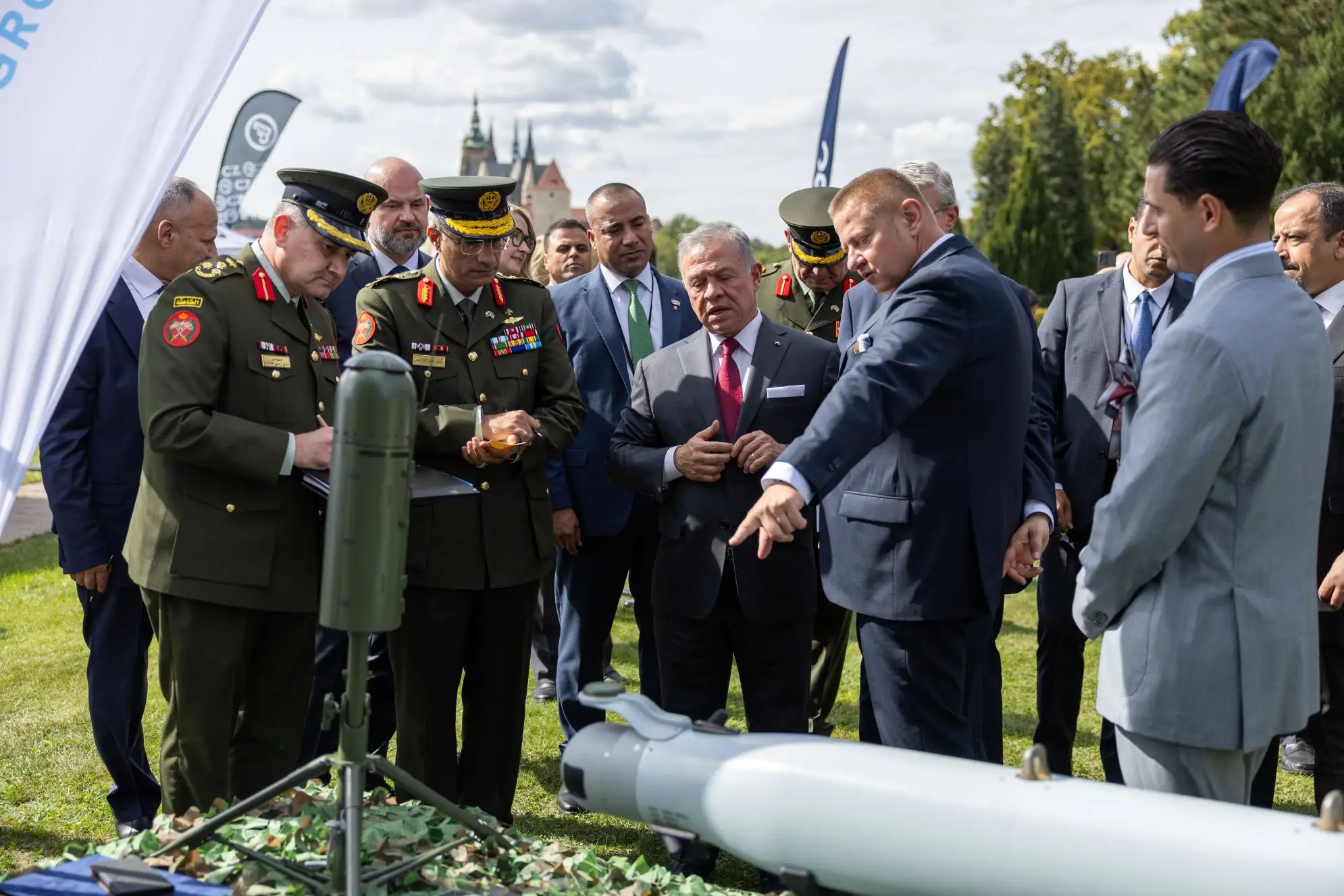 king-meets-with-czech-defence-industry-company-executives-5.jpg