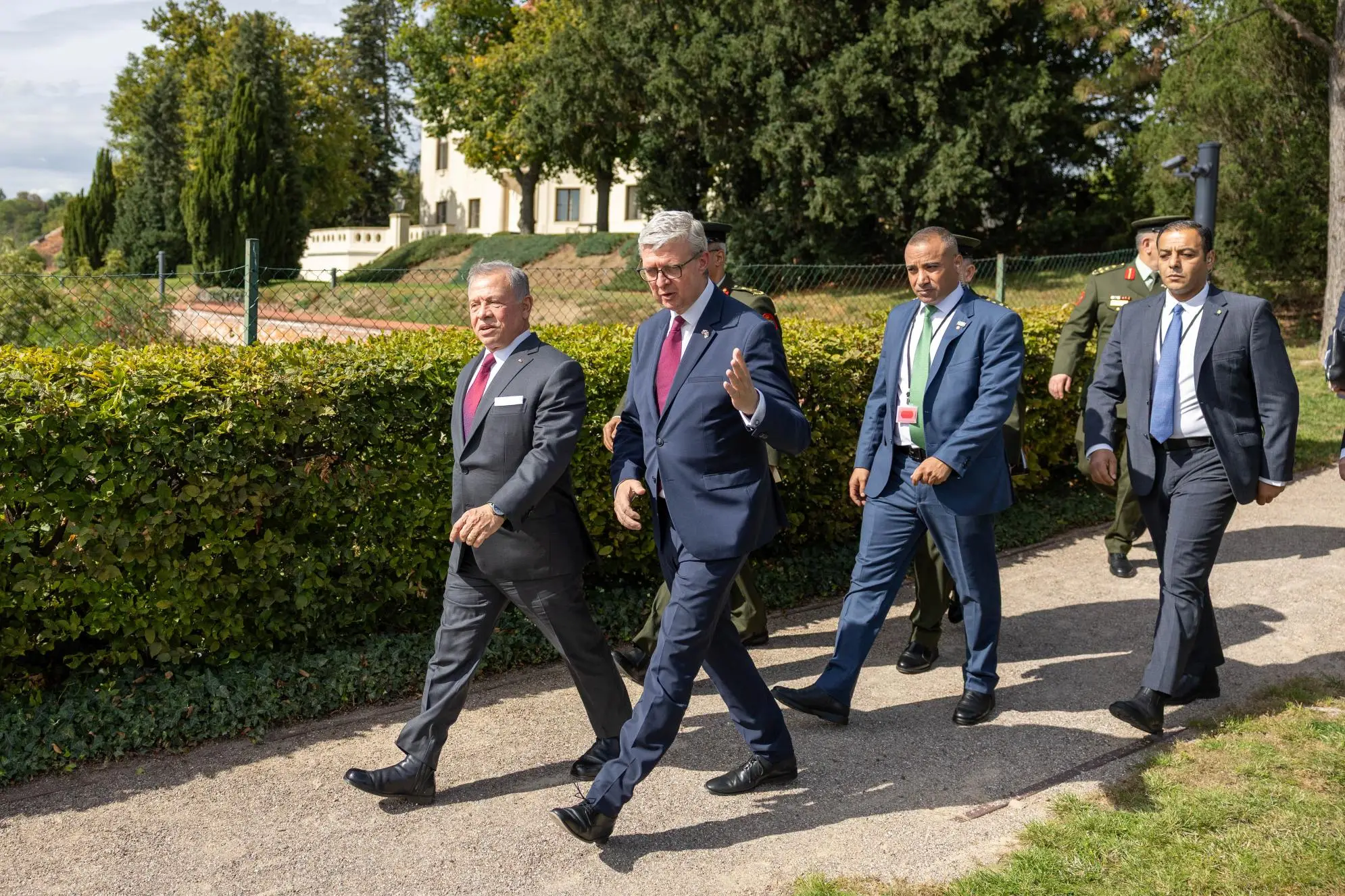 king-meets-with-czech-defence-industry-company-executives-9.jpg